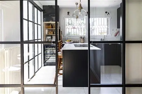 кухня в романтическом стиле антрацитового цвета со стеклянными перегородками