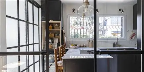 Элегантная стеклянная кухня антрацитового цвета