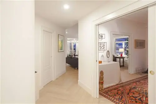 белый распределительный холл с молдингами на дверях