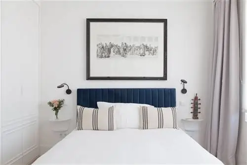 белая спальня с синим бархатным изголовьем