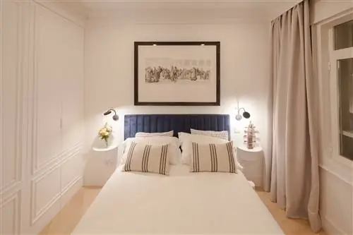 белая спальня с синим бархатным изголовьем