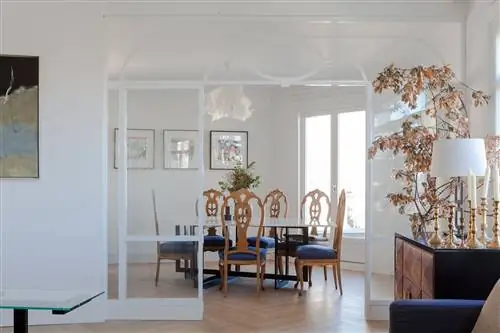 величественная столовая с историческими стульями