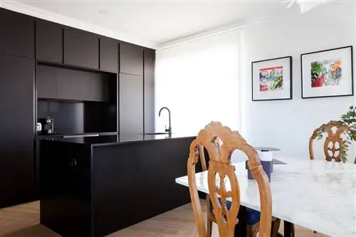 современная кухня открытой планировки с центральным островом в черном цвете