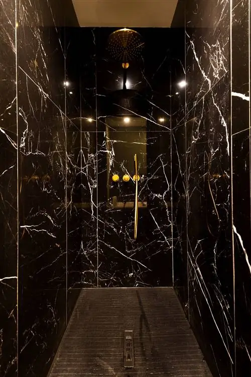 душ из черного мрамора