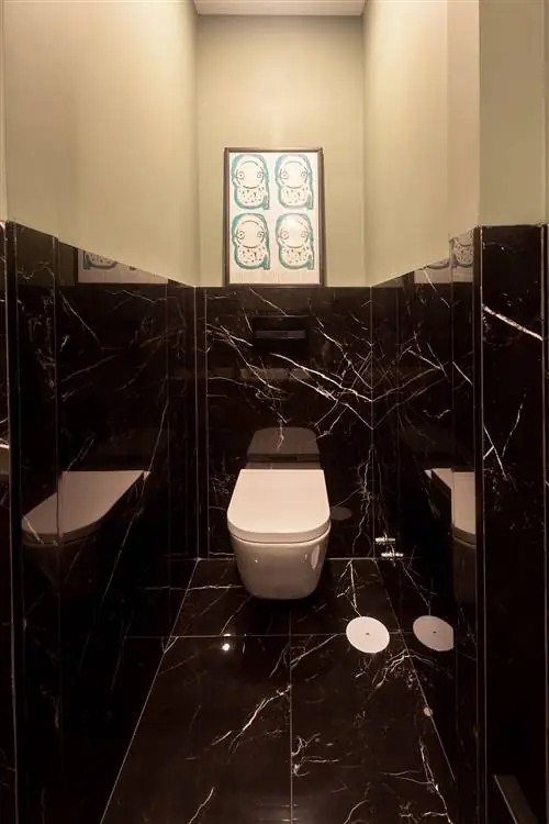 ванная комната облицована черным мрамором