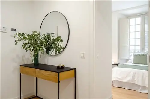 зал с промышленной консолью и круглым зеркалом