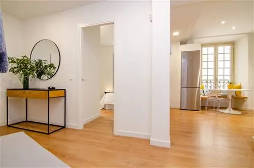 зал с промышленной консолью и круглым зеркалом