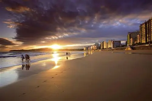 лучшие закаты в испании в автодоме и кемпере на пляже сан-лоренцо-де-хихон в астурии