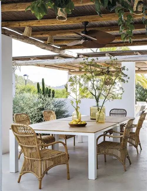 дом на ибице из вирджинии внук обедает на крыльце