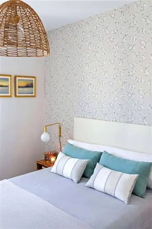 квартира в мадриде отремонтированная бело-голубая спальня