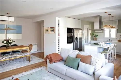 квартира в мадриде отремонтированная гостиная, столовая и кухня