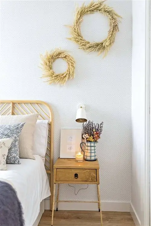 квартира в мадриде отремонтированная спальня с мебелью из дерева и волокна