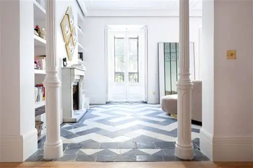 элегантная гостиная в современном стиле с камином и лепниной