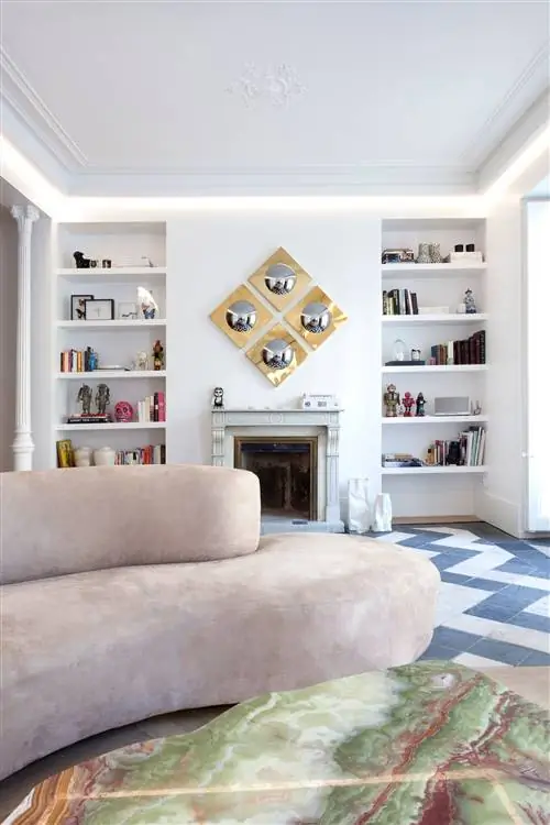 элегантная гостиная в современном стиле с камином и лепниной