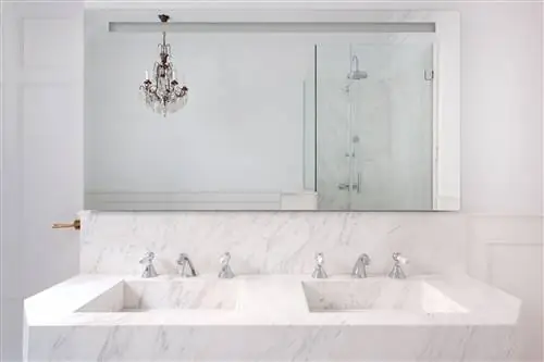 элегантная ванная комната из белого мрамора