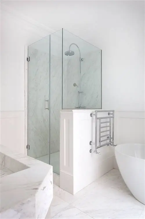 душевая кабина с экраном и мрамором на стенах