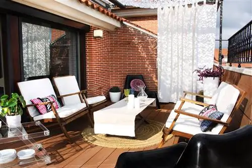 терраса с деревянными сиденьями и волокнистым ковром