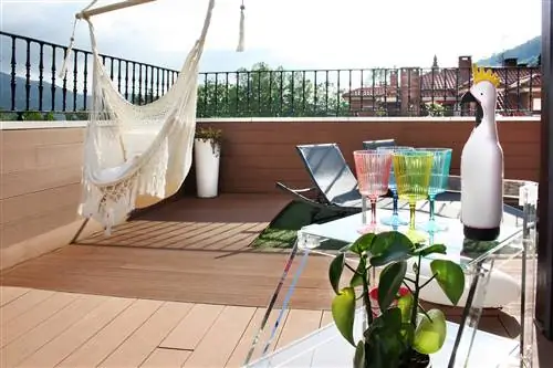 терраса с вязанным крючком гамаком