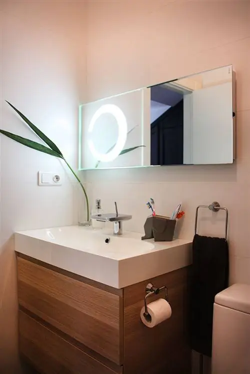 ванная комната с деревянной тумбой