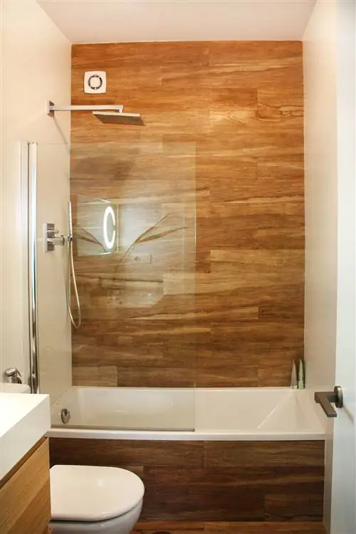 ванна с облицовкой под дерево