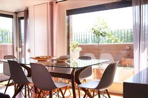 Столовая в скандинавском стиле со столом со стеклянной столешницей