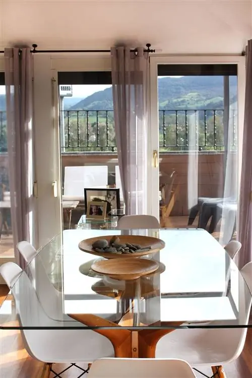 Столовая в скандинавском стиле со столом со стеклянной столешницей