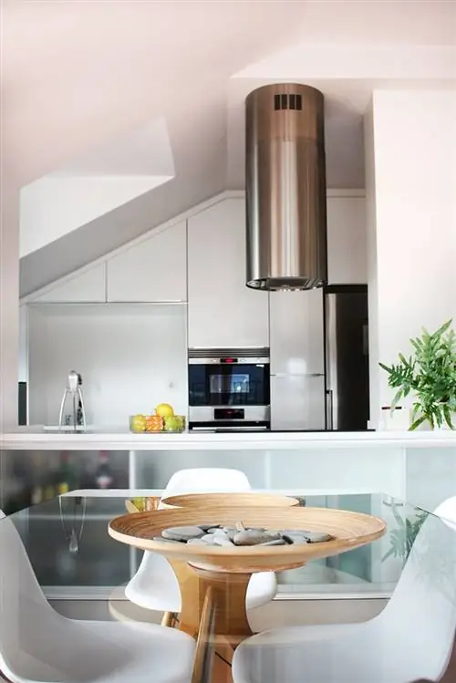 современная кухня открытой планировки в белом цвете