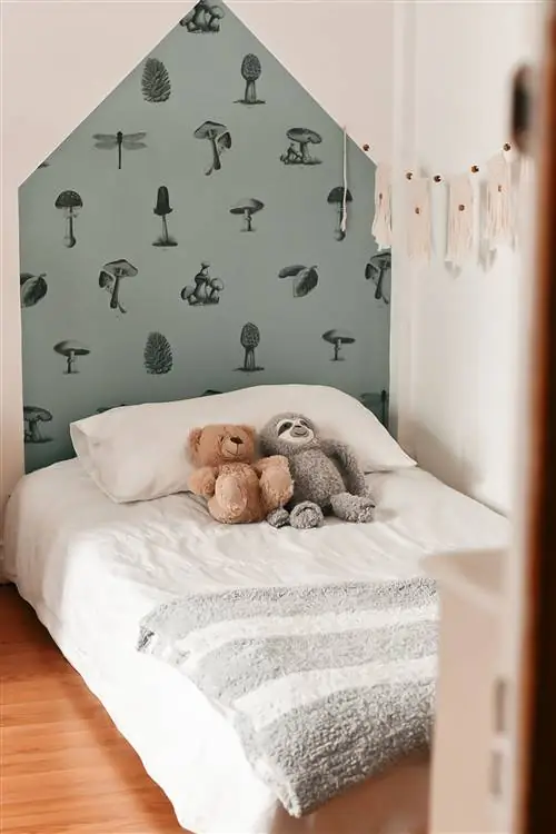 детская комната с обоями на изголовье