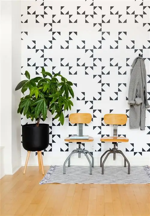 стена с обоями с геометрическим рисунком черного цвета