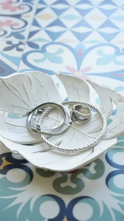 пустышка из белой глины в форме листа мостеры