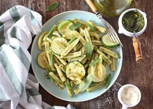 итальянская паста пенне с жареными цуккини, соусом песто и зеленой фасолью, оливковым маслом и заправкой из шалфея вид сверху
