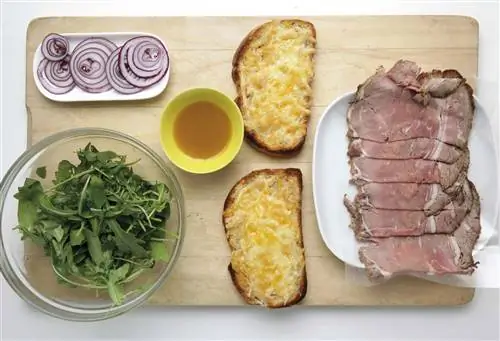 сэндвич с ростбифом, рукколой и сладкой горчицей