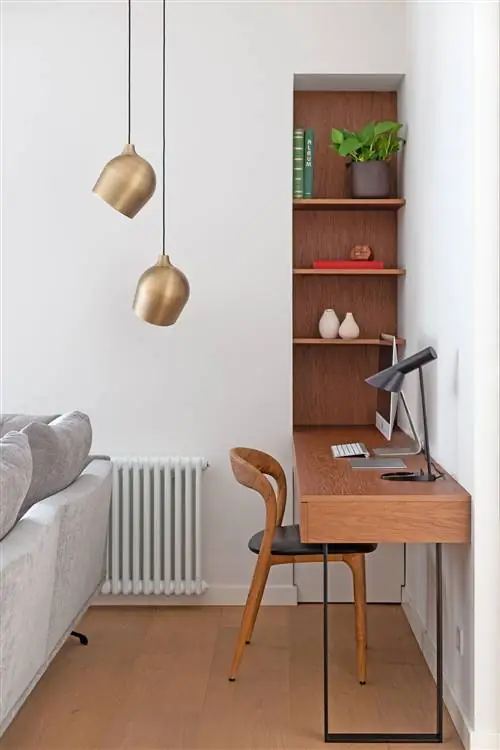 письменный стол со столом и деревянным стулом в гостиной