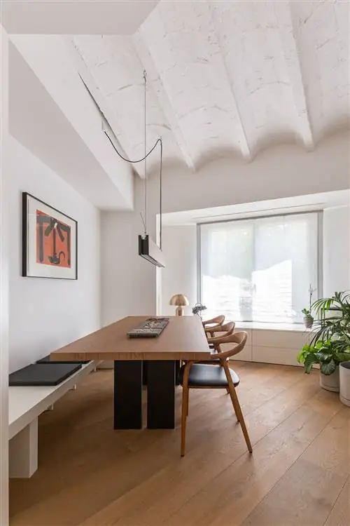 столовая со столом современного дизайна из дерева и железной конструкции