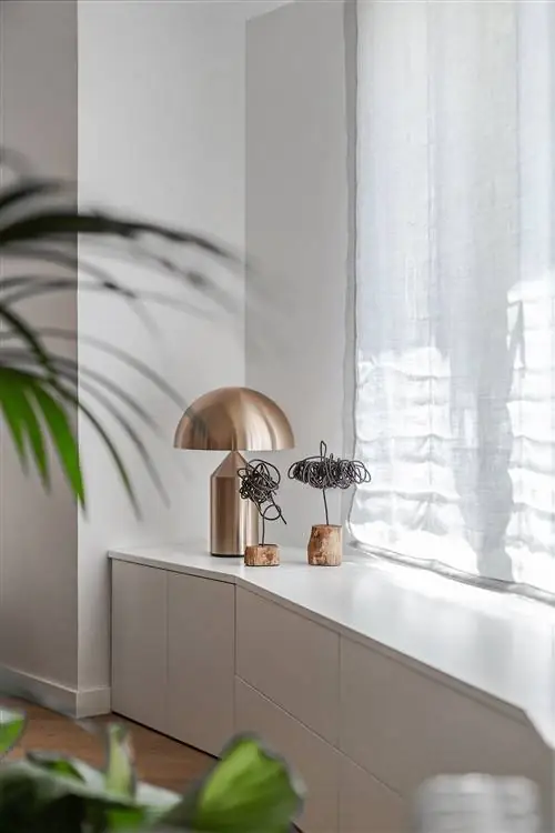 верстак с местом для хранения под окном