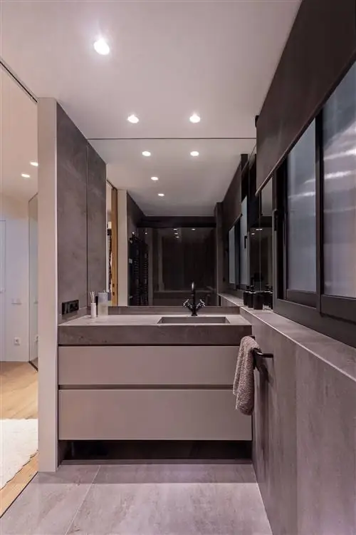 открытая ванная комната из серого микроцемента