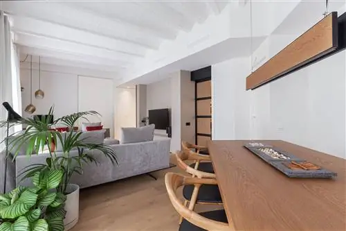 современная гостиная с серыми диванами и деревянным обеденным столом