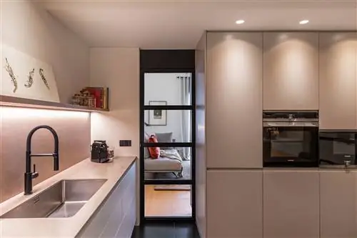 современная кухня со стеклянной дверью с металлическими профилями