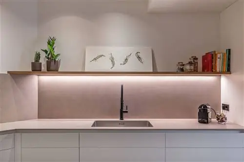 современная кухня с полкой с подсветкой на столешнице