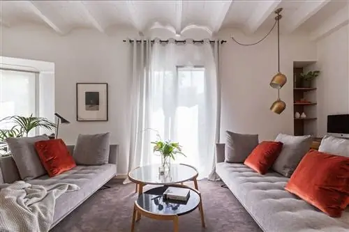 современная гостиная с серыми диванами и журнальными столиками