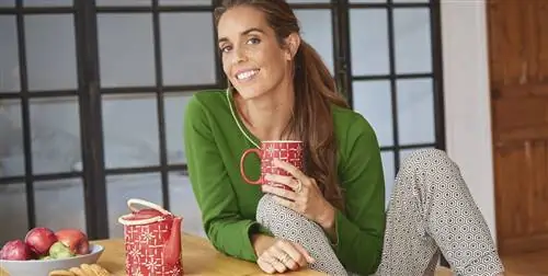 Она Карбонелл живет в красивом доме с большой террасой и видом на море