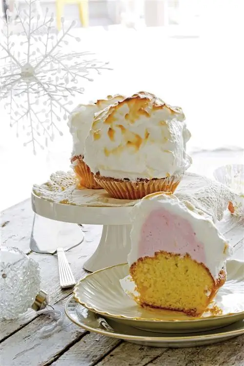 маффины с клубничным мороженым и безе