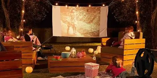 Это все, что нужно для создания летнего кинотеатра на заднем дворе