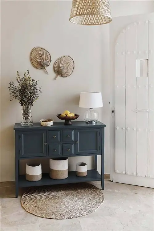 прихожая с зеленым комодом