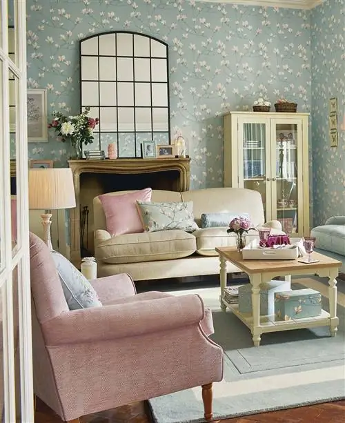 романтическая гостиная с цветочными обоями