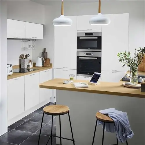 современная кухня с белыми шкафами