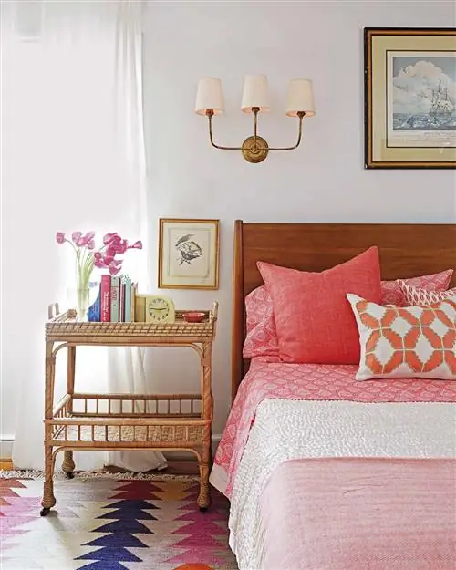 спальня со столом из стеклопластика