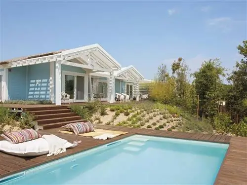 Синий дом с верандой и бассейном в порту, португалия