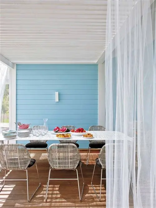 Синий дом с верандой и бассейном в порту, португалия