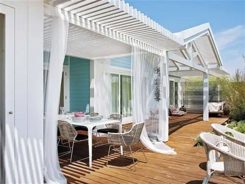 Синий дом с верандой и бассейном в порту, португалия